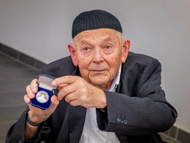 Max Uhlig trug sich in das Goldene Buch ein / Oberbürgermeisterin ehrt Künstler