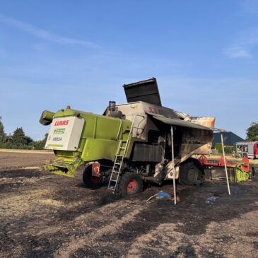 Feuerwehr im Einsatz: Mähdrescher gerät in Brand