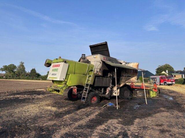 Feuerwehr im Einsatz: Mähdrescher gerät in Brand
