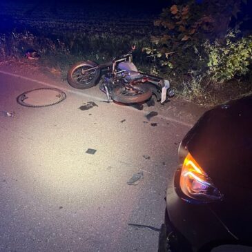 Kradfahrer gerät in Gegenverkehr