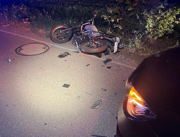 Kradfahrer gerät in Gegenverkehr