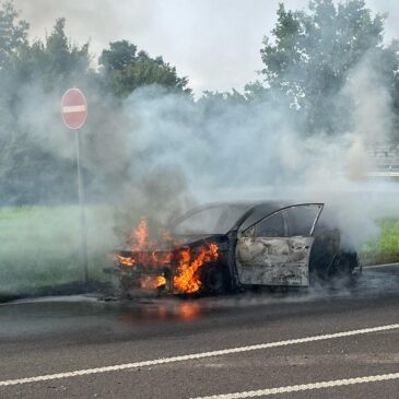 PKW brennt auf der A2 vollständig aus