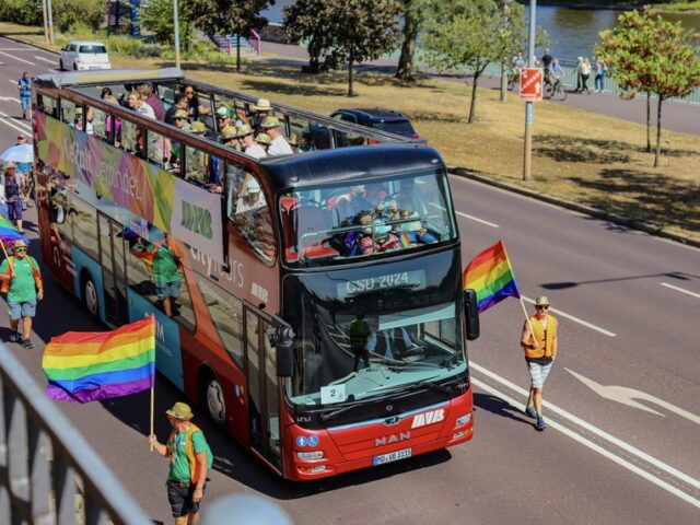 „Nie wieder still!“ – MVB-Doppeldecker fährt beim CSD für mehr Sichtbarkeit mit