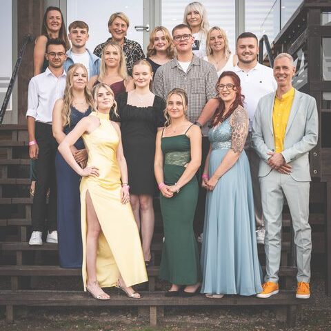 Herzlichen Glückwunsch: 23 Absolventen in der Pflegefachkraftausbildung feiern ihr Examen