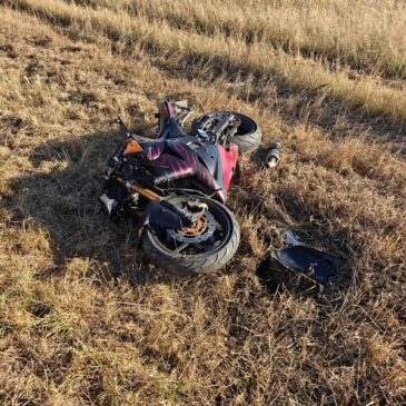 Motorradfahrer verliert Kontrolle und stürzt