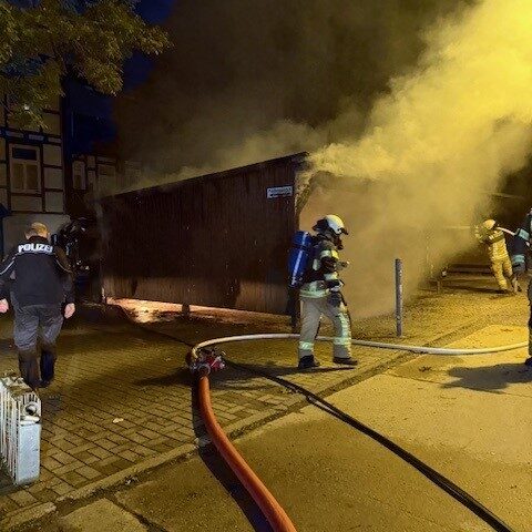 Feuerwehr im Einsatz: Drei PKW brennen in Carportanlage