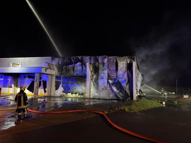 Feuerwehr im Einsatz: Islamische Gebets- und Begegnungsstätte steht in Flammen