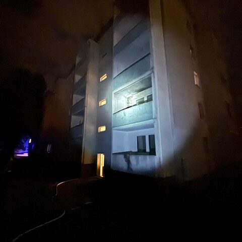 Feuerwehr im Einsatz: Brand in  Mehrfamilienhaus