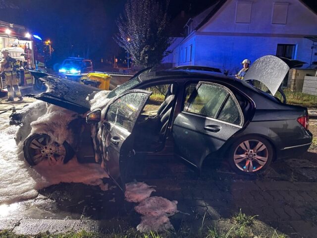 Feuerwehr im Einsatz: Pkw brennt in Halberstadt