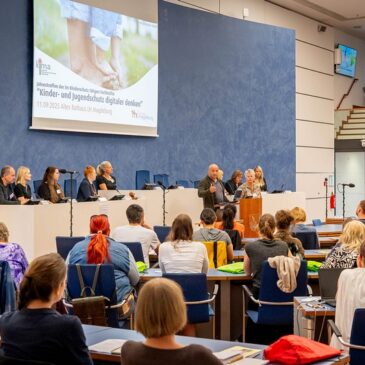 Kompetente Begleitung von Kinder und Jugendlichen im Umgang mit digitalen Medien notwendig / Treffen von mehr als 100 Fachkräften im Alten Rathaus