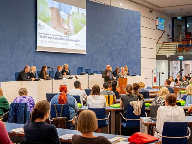 Kompetente Begleitung von Kinder und Jugendlichen im Umgang mit digitalen Medien notwendig / Treffen von mehr als 100 Fachkräften im Alten Rathaus