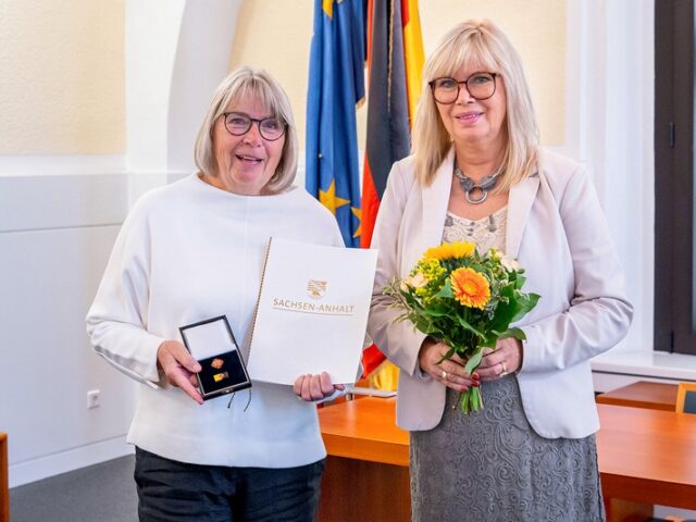 Oberbürgermeisterin ehrt Ingrid Mende mit der Ehrennadel des Landes Sachsen-Anhalt / Mitglied der Unicef-AG Magdeburg gewürdigt
