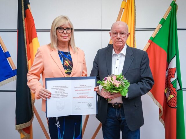 Ehrenstadtrat trug sich in das Goldene Buch der Landeshauptstadt Magdeburg ein / Oberbürgermeisterin ehrt ehemaligen Kommunalpolitiker