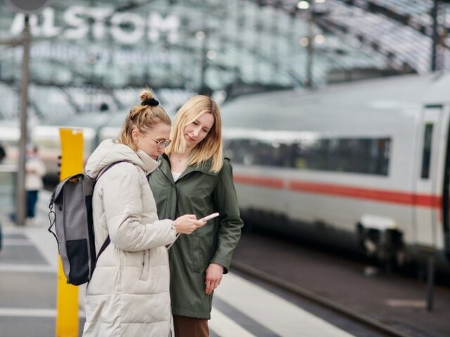 Personenverkehr im 1. Halbjahr 2025: 1 % mehr Fahrgäste in Bussen und Bahnen