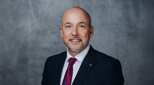 Umfragewerte der AfD: Hoffmann sieht AfD als „Erzfeind“