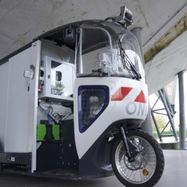 Selbstfahrendes Lastenrad im Elbauenpark im Einsatz / Still, sauber und immer hinterher