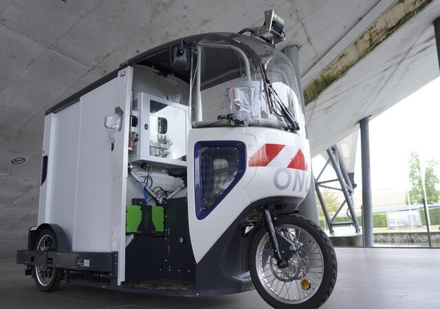 Selbstfahrendes Lastenrad im Elbauenpark im Einsatz / Still, sauber und immer hinterher