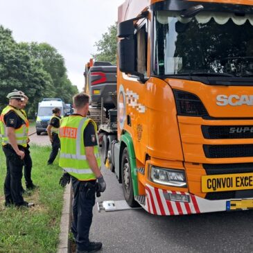 Autobahnpolizei kontrollierte Schwerlasttransporte