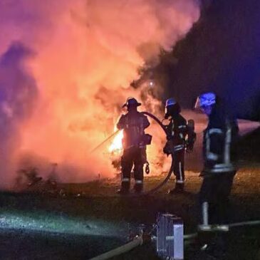 Feuerwehr im Einsatz: Wohnwagen brennt auf Campingplatz Barleber See