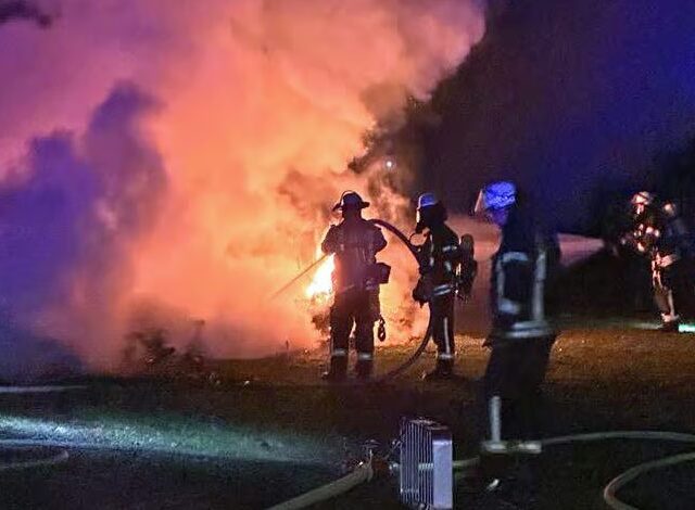 Feuerwehr im Einsatz: Wohnwagen brennt auf Campingplatz Barleber See