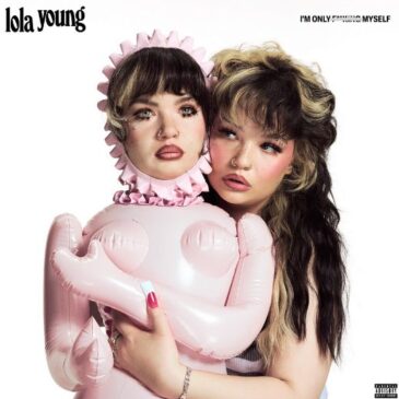 Lola Young veröffentlicht heute ihr neues Album „I’m Only F**king Myself“