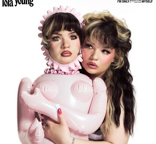 Lola Young veröffentlicht heute ihr neues Album „I’m Only F**king Myself“