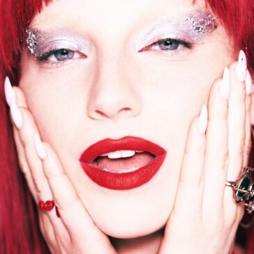 Sophie And The Giants kündigt ihr Debüt-Mini-Album an: „00:00” + Vorabtrack „Pink Champagne” + Headliner-Tour im November
