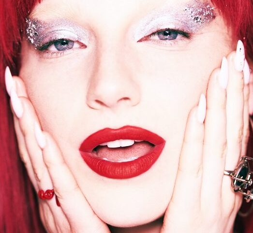 Sophie And The Giants kündigt ihr Debüt-Mini-Album an: „00:00” + Vorabtrack „Pink Champagne” + Headliner-Tour im November