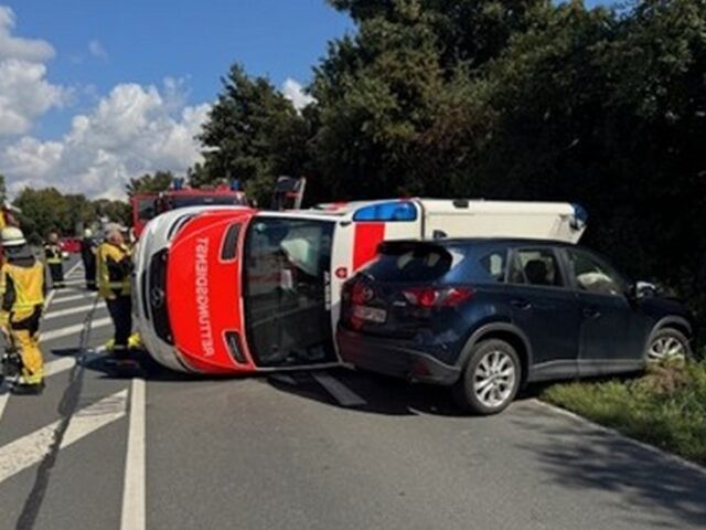 Heute auf der B245: Auto kracht gegen Rettungswagen im Einsatz