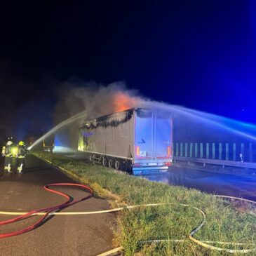 Feuerwehr im Einsatz: Lkw-Brand auf Rastplatz an der A2
