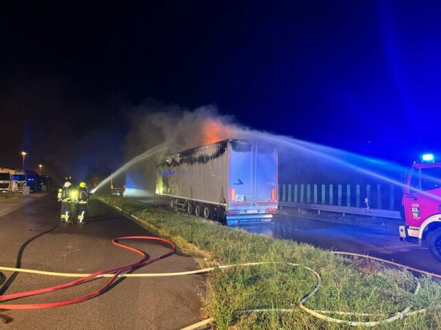 Feuerwehr im Einsatz: Lkw-Brand auf Rastplatz an der A2