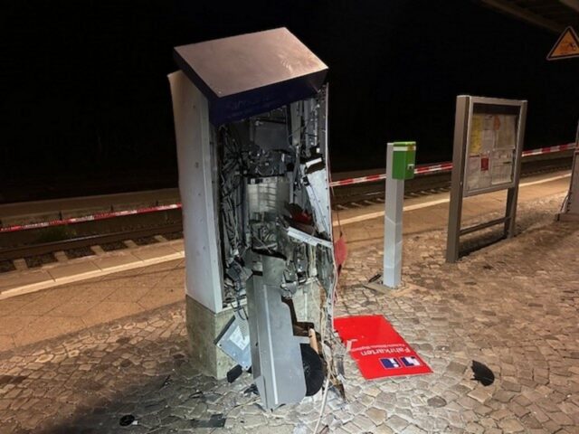 Unbekannte sprengen Fahrkartenautomaten in Gommern