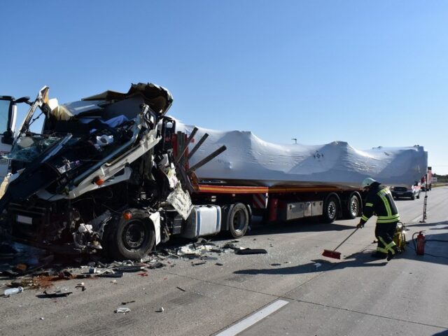 LKW-Fahrer übersieht Stauende auf der A2