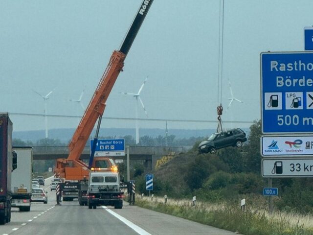Schwerer Verkehrsunfall: Auto überschlägt sich auf A2
