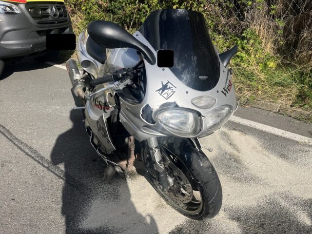 L240: Motorradfahrer kommt von der Fahrbahn ab