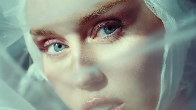 Miley Cyrus präsentiert ihre neue Single „Secrets“