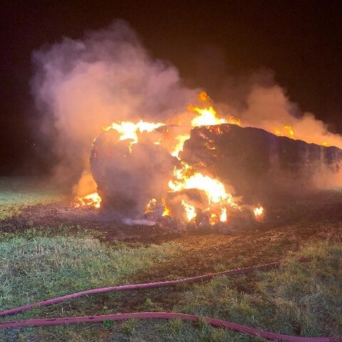 Feuerwehr im Einsatz: Strohballen brennen bei Hötensleben