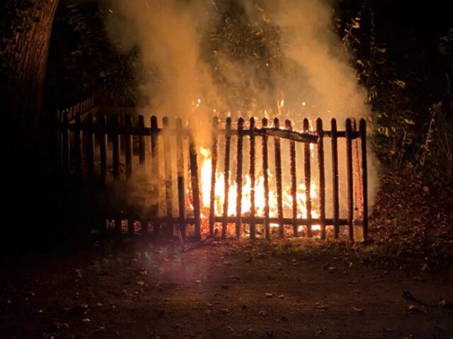 Feuerwehr im Einsatz: Brand auf Friedhof in Haldensleben