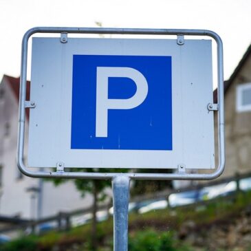 Ersatzparkplätze auf früheren Autohausflächen ab sofort nutzbar / Folge der Brückensperrung in der Halberstädter Straße