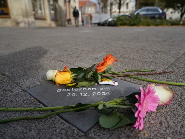 Gedenkplatten für die Todesopfer des Weihnachtsmarktanschlags 2024 eingeweiht / Neue Erinnerungsorte für Angehörige und Hinterbliebene