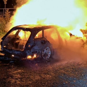 Feuerwehr im Einsatz: Auto brennt auf Parkplatz