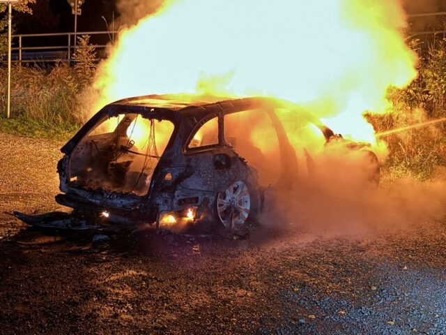 Feuerwehr im Einsatz: Auto brennt auf Parkplatz