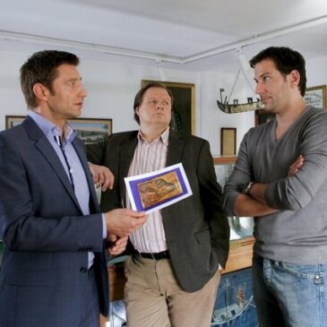 Krimiserie: Die Rosenheim-Cops – Der Tote in der Glasvitrine (ZDF 16:10 – 17:00 Uhr)