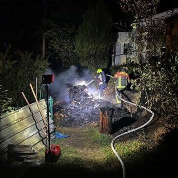 Feuerwehr im Einsatz: Holzstapel fängt Feuer