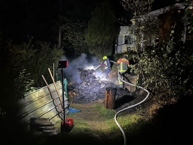 Feuerwehr im Einsatz: Holzstapel fängt Feuer