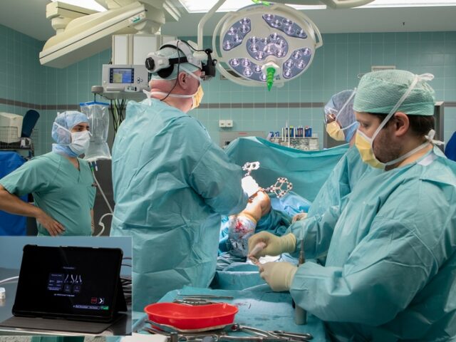Augmented Reality im Operationssaal: Universitätsmedizin Magdeburg setzt erstmals AR-Brille bei Knieoperation ein