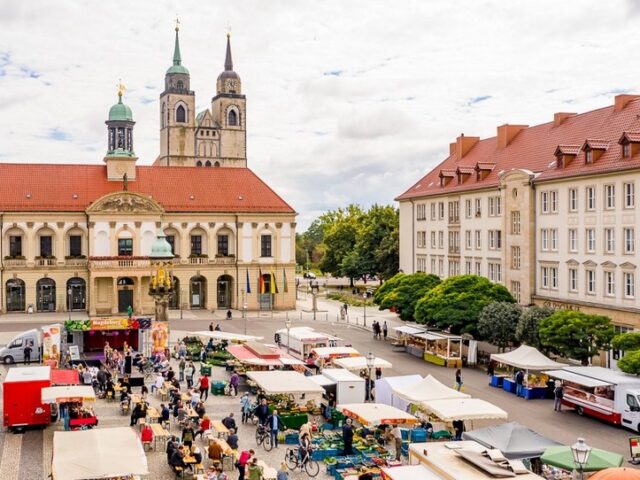 Verlegung des Wochenmarktes auf dem Alten Markt / Weihnachtsmarkt wird aufgebaut