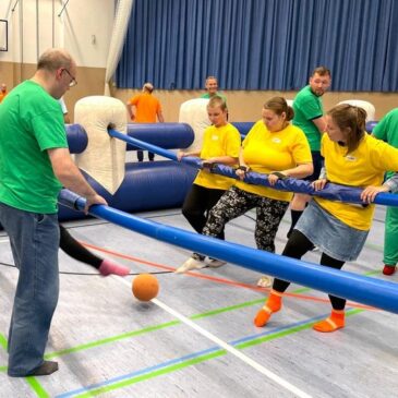 Mix Kicker – Spaß inklusive“: Inklusives Menschenkickerturnier bringt Menschen zusammen