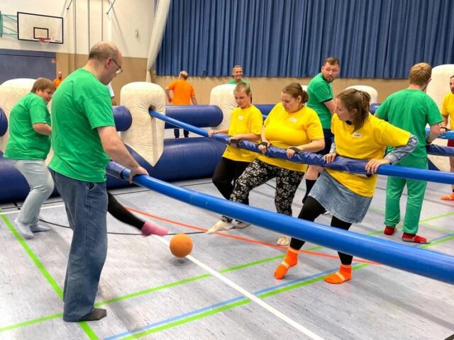 Mix Kicker – Spaß inklusive“: Inklusives Menschenkickerturnier bringt Menschen zusammen