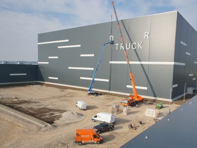 Baufertigstellung schreitet voran: Daimler Truck Unternehmenszeichen am Global Parts Center Halberstadt montiert